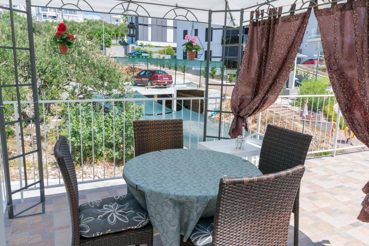 Apartments Zmika Примоштен Екстер'єр фото
