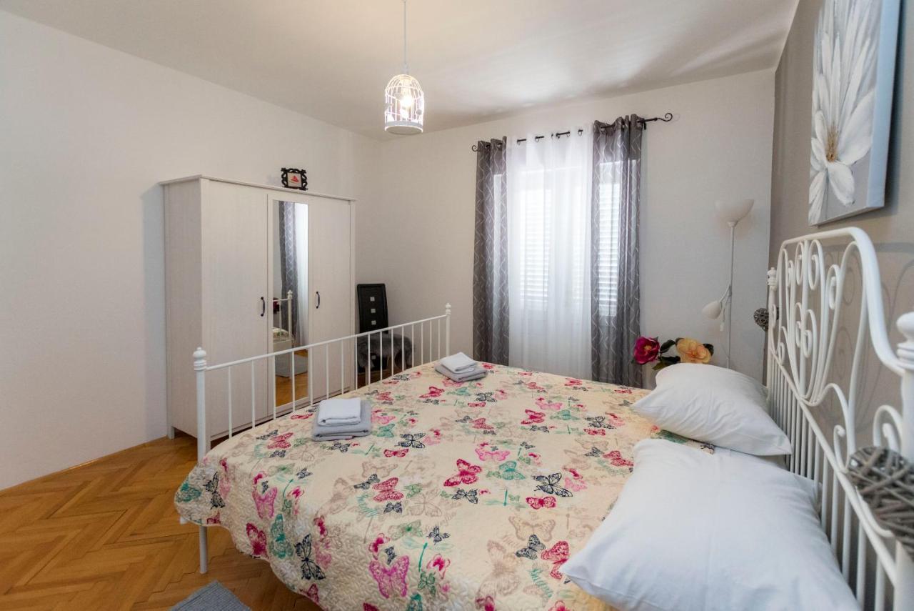 Apartments Zmika Примоштен Екстер'єр фото