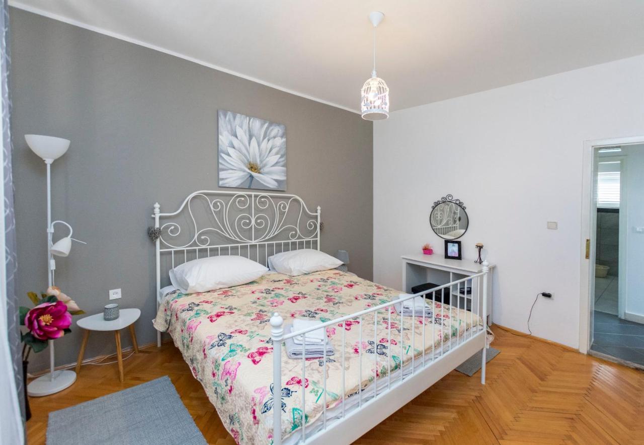 Apartments Zmika Примоштен Екстер'єр фото