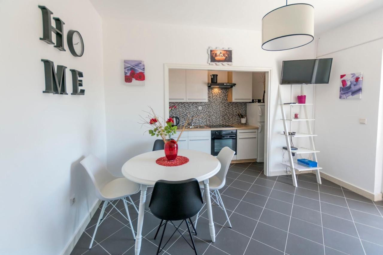 Apartments Zmika Примоштен Екстер'єр фото